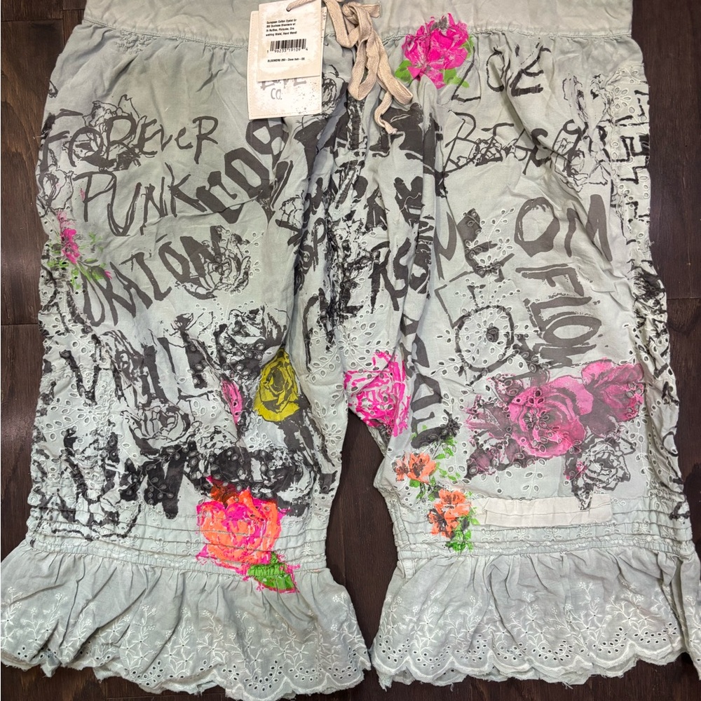 Magnolia Pearl Graffiti Print Ruffle Hem Bloomers Pristine Cond wtags, Nvr worn